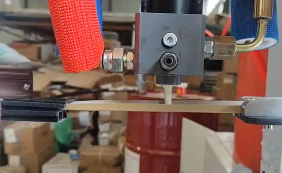 斷橋鋁型材腔體填充聚氨酯發(fā)泡機(jī)(圖2) JX-H-P30S穿條機(jī) 穿紙條式鋁型材發(fā)泡設(shè)備案例