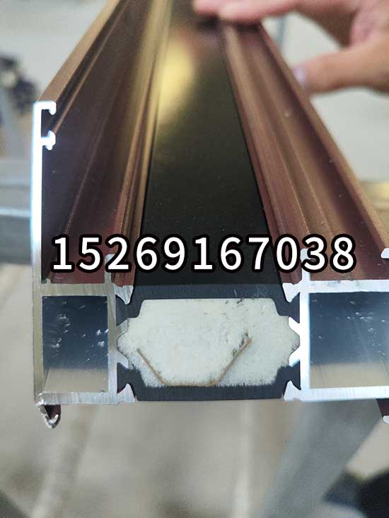 斷橋鋁型材腔體填充聚氨酯發(fā)泡機(jī)(圖3) JX-H-P30S穿條機(jī) 穿紙條式鋁型材發(fā)泡設(shè)備案例