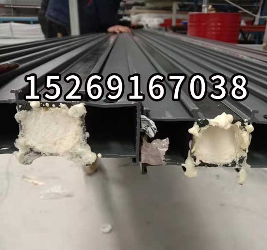 斷橋鋁型材腔體填充聚氨酯發(fā)泡機(jī)(圖6) T40D中間打孔的鋁型材發(fā)泡設(shè)備案例